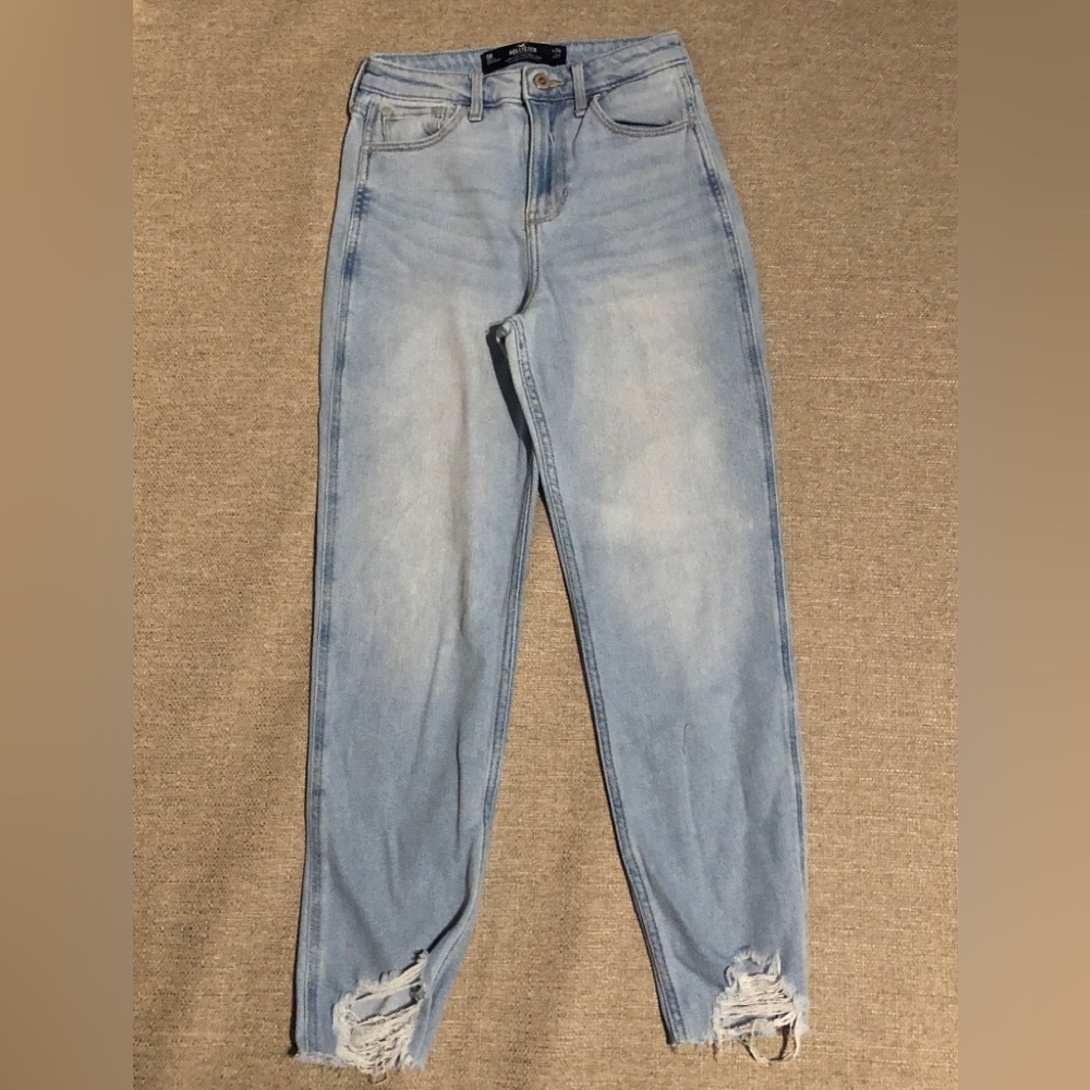 Hollister Ultra High Rise Mom Jean W24 L27